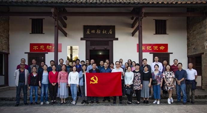 365英国上市集团的老师们在夏明翰故居前合影留念