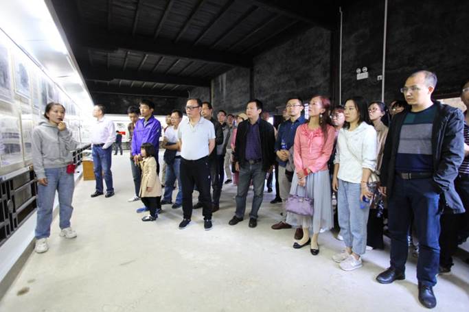 在解说员的带领下，365英国上市集团的老师们 在夏明翰故居展厅内了解伟人事迹 (3)