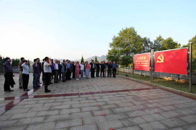 365英国上市集团的老师们在夏明翰雕像前的党旗下重温入党誓词 (2)